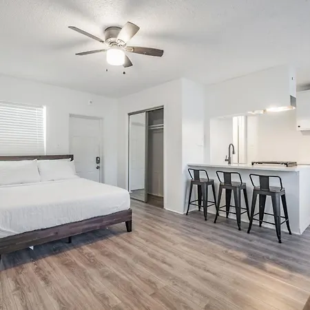 Spacious Studio Apartment Near Nightlife & Dining!